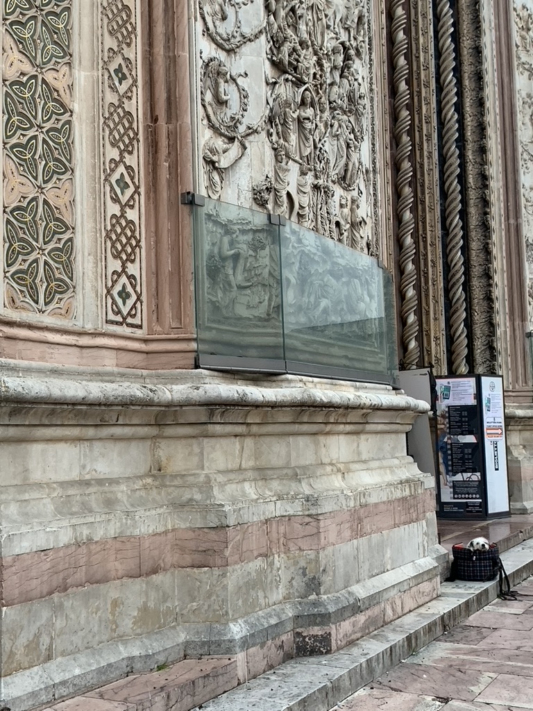 Maia in attesa davanti al Duomo di Orvieto